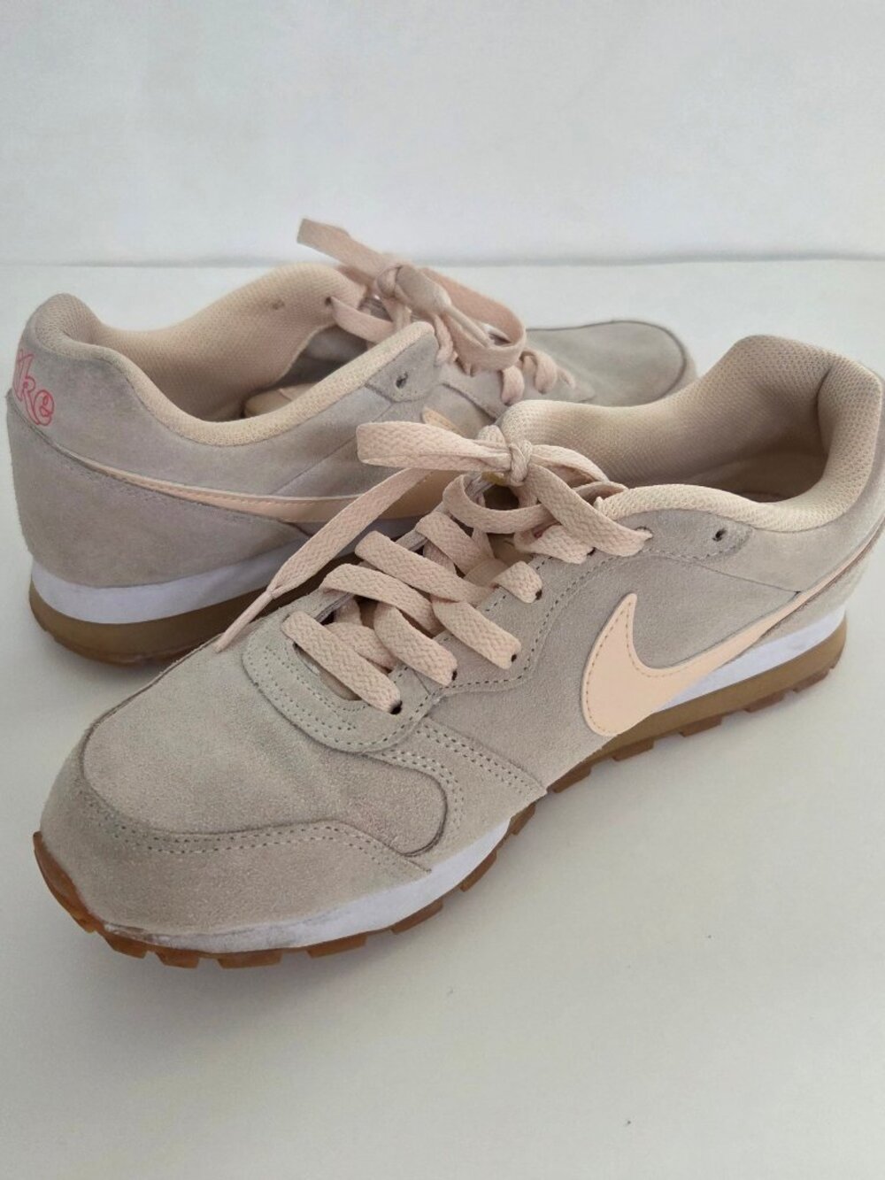 Nike MD Runner 2 SE Guava Ice Gum Womens Size 9 Gray Beige Pink Sneaker Shoe